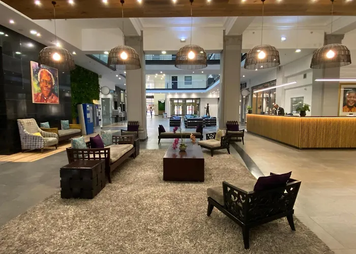 Beautiful Apartment With Pool, Parking And King Bed In Historic Cape Town City Centre