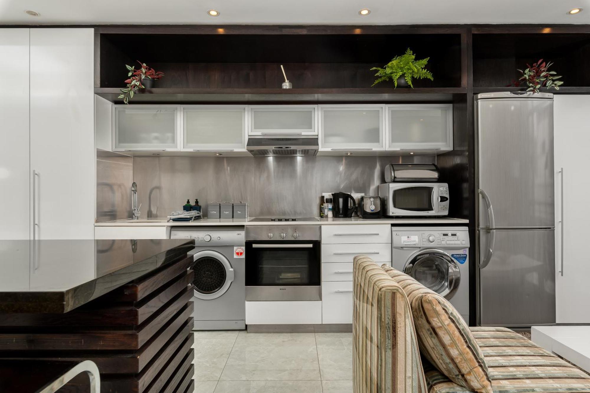 Beautiful With Pool, Parking And King Bed In Historic Centre Apartment Cape Town