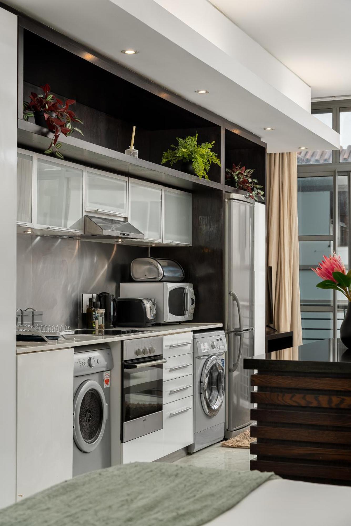 Beautiful With Pool, Parking And King Bed In Historic Centre Apartment Cape Town