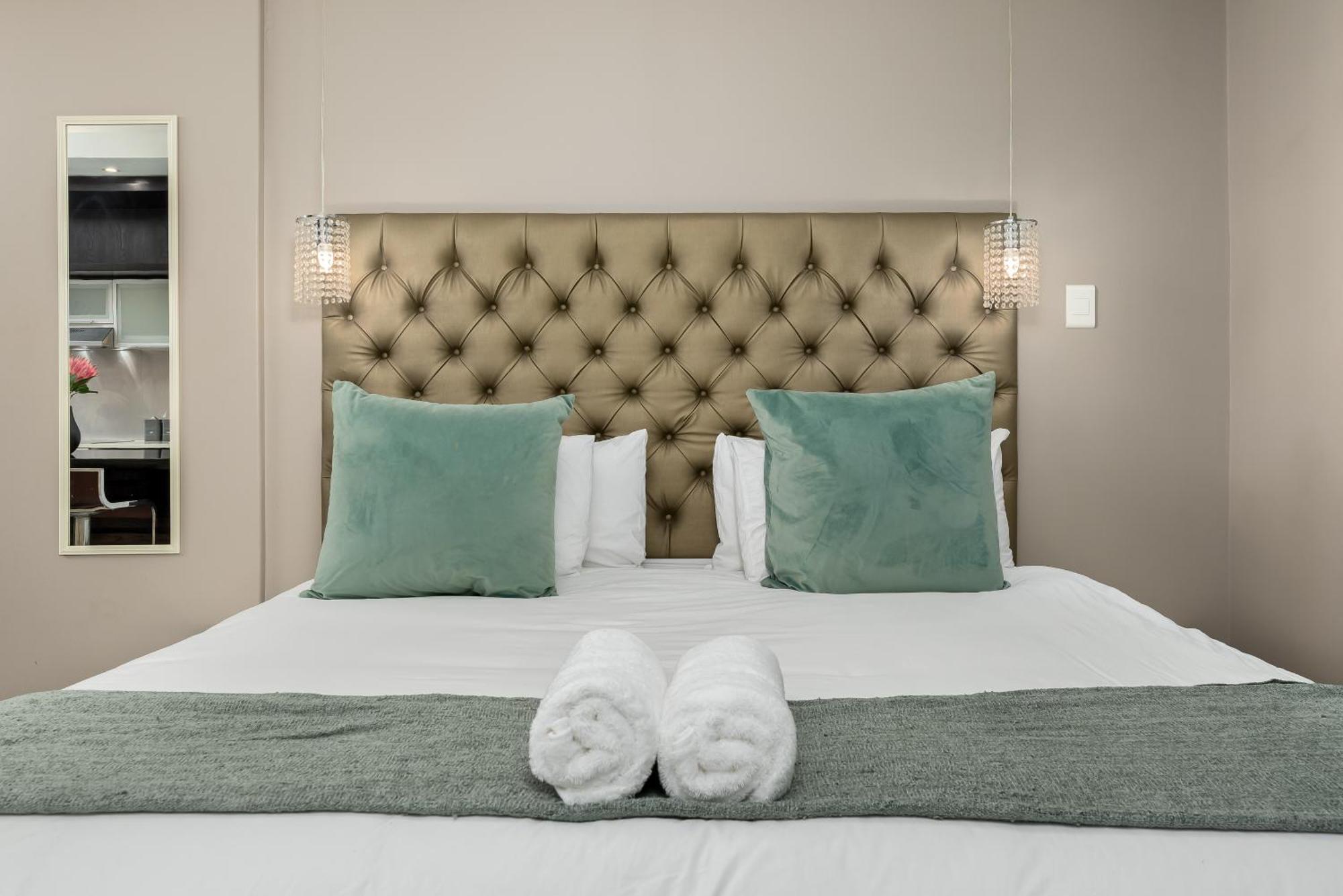 Beautiful With Pool, Parking And King Bed In Historic Centre * Cape Town