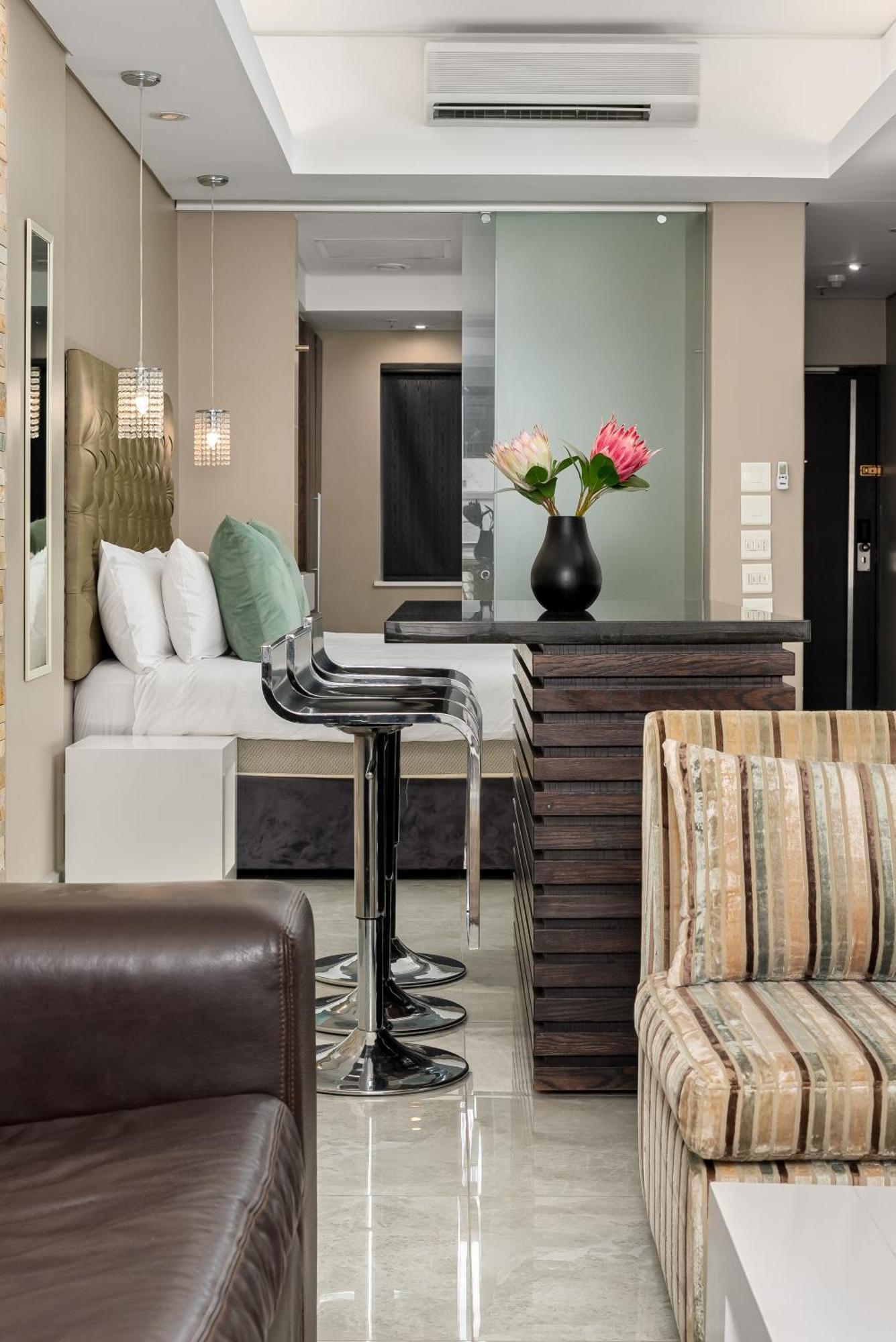 Beautiful With Pool, Parking And King Bed In Historic Centre Apartment Cape Town