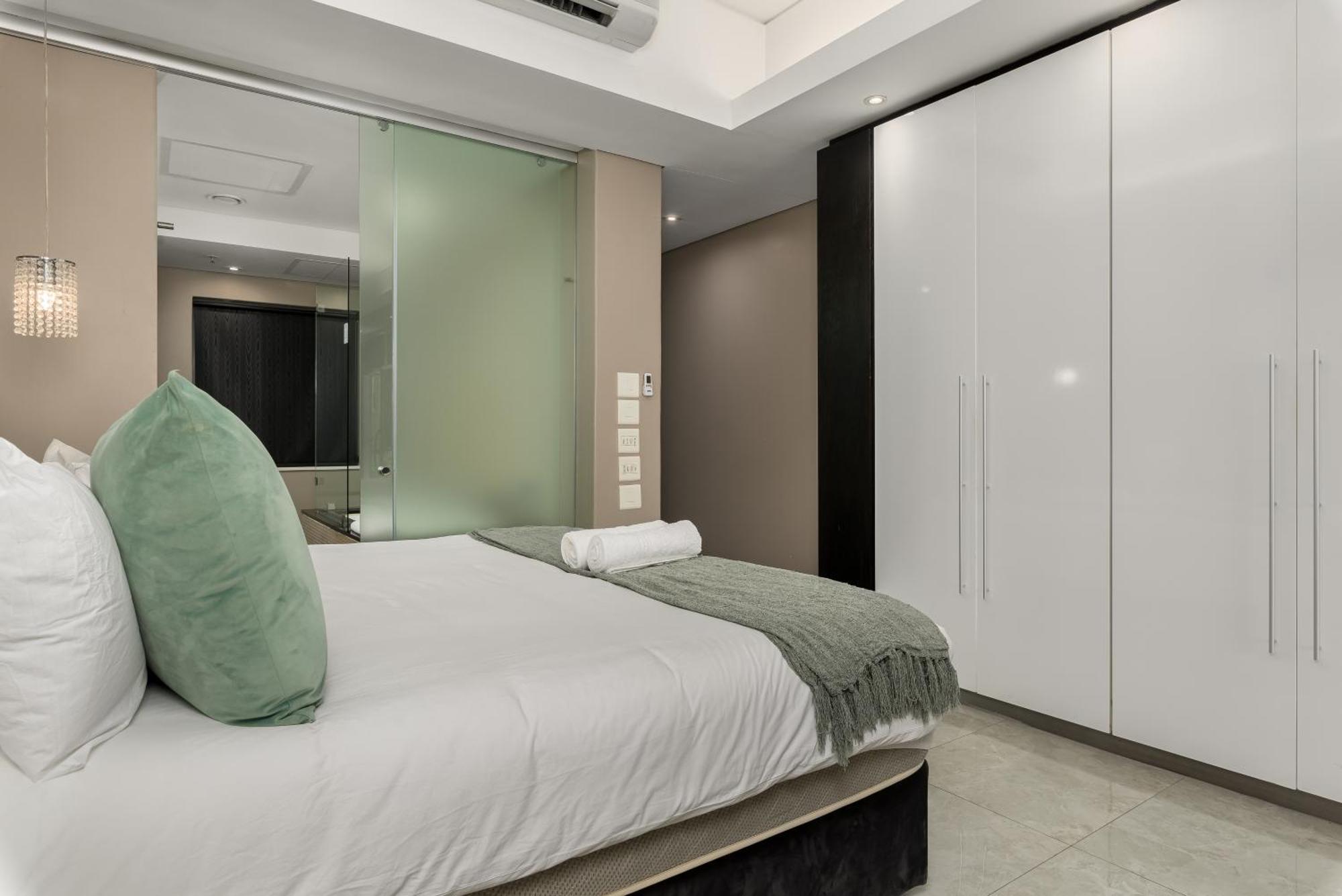 Apartment Beautiful With Pool, Parking And King Bed In Historic Centre Cape Town